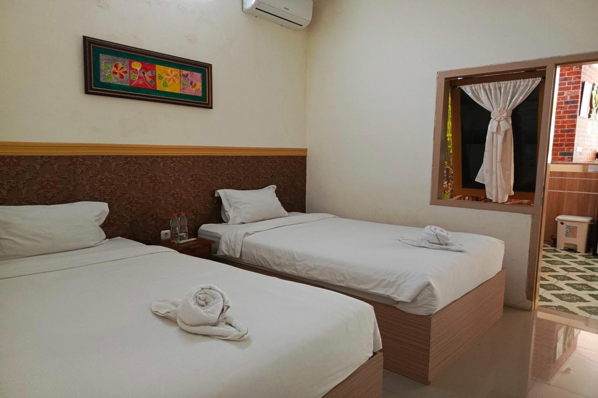 Adisa Homestay Malang Exterior photo